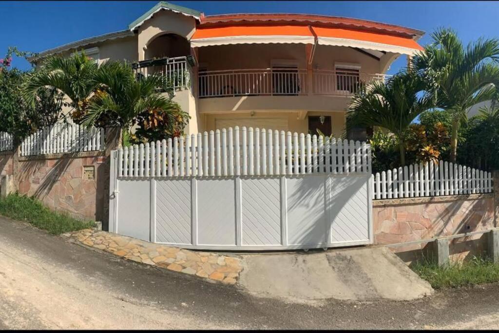 Villa en pleine nature située à 5min d'une plage Le Gosier  Extérieur photo